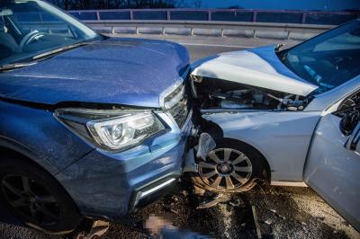 Ostfildern: Taxi rammt mehrere Fahrzeuge und kollidiert zum Schluss mit Gegenverkehr - mehrere Verletzte - Verkehrschaos